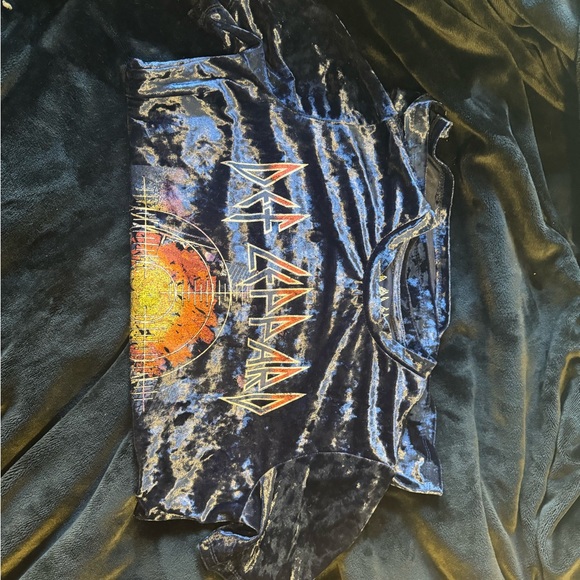 Women’s small Def Leppard shirt, used - Picture 3 of 3